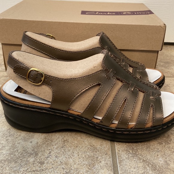 ⭐️NWT Clarks Sandals!!⭐️ - Picture 3 of 9
